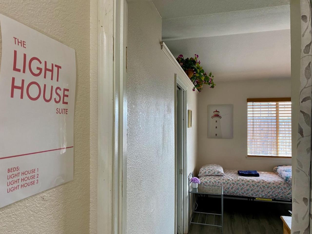 Whole Family - Wolfgram Hostel Elk Grove Room photo